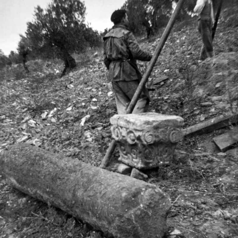 C�stulo - C�stulo. Descubrimiento de un capitel ibero foto antigua