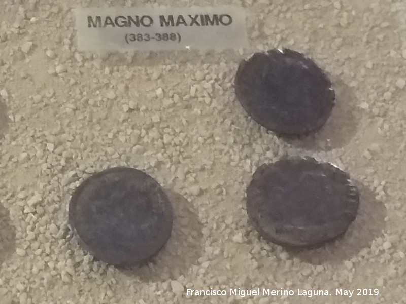 Cástulo - Cástulo. Ases de Magno Máximo (383-388) Museo Arqueológico de Linares