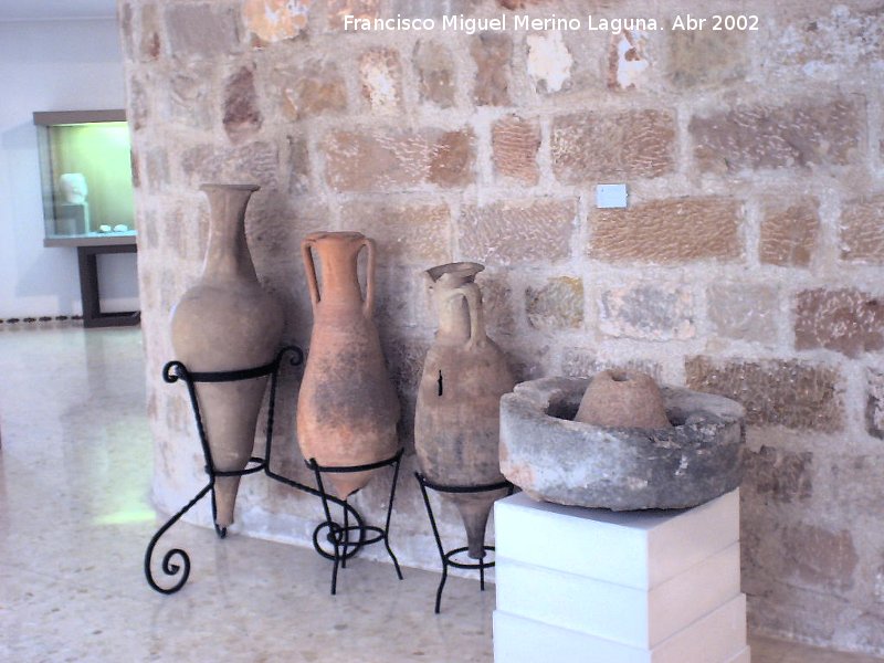 Cástulo - Cástulo. Ánforas y molino. Museo Arqueológico de Linares
