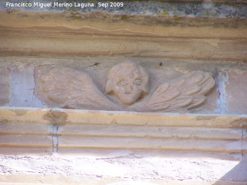 Santuario de Linarejos - Santuario de Linarejos. Ángel central de la fachada principal