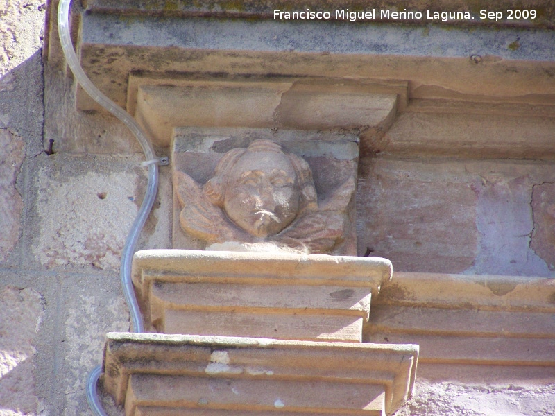 Santuario de Linarejos - Santuario de Linarejos. Ángel izquierdo de la fachada principal