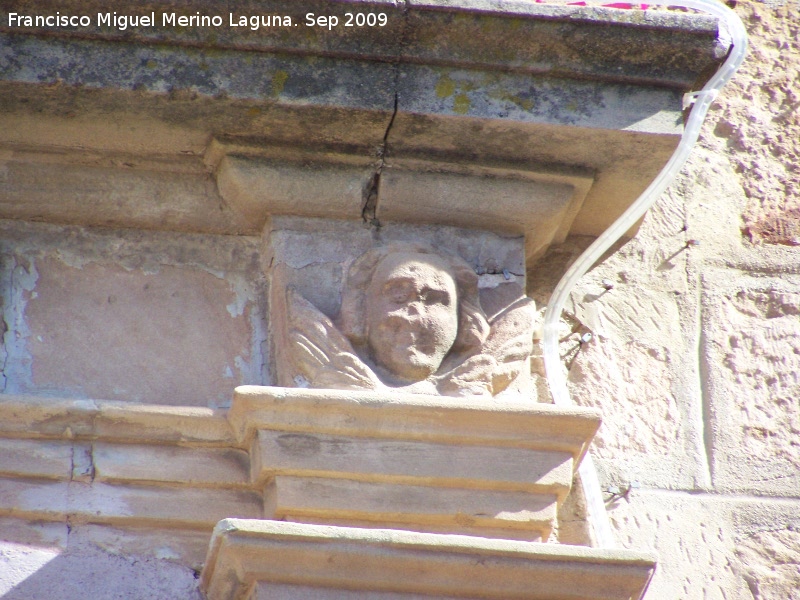 Santuario de Linarejos - Santuario de Linarejos. Ángel derecho de la fachada principal