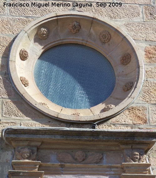 Santuario de Linarejos - Santuario de Linarejos. Ojo de buey y ángeles de la fachada principal
