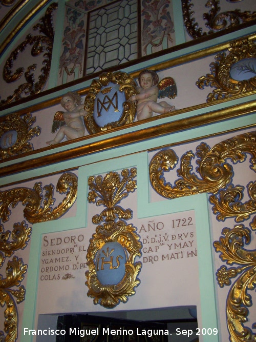 Santuario de Linarejos - Santuario de Linarejos. Ventanuco e inscripción del marco de entrada del camarín