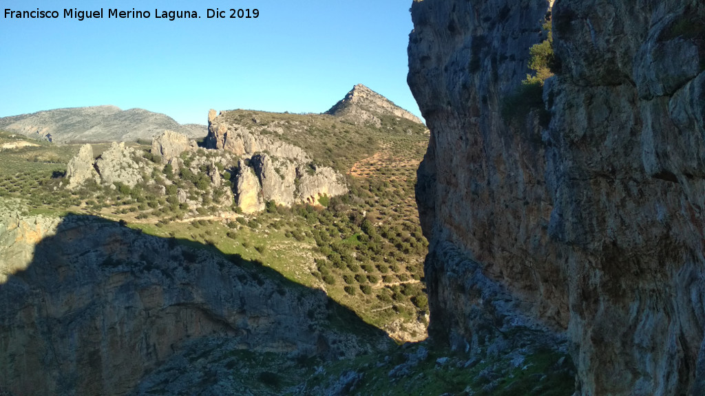 La Cerradura - La Cerradura. Vistas hacia el Canjorro desde las paredes rocosas bajo el poblado del cobre