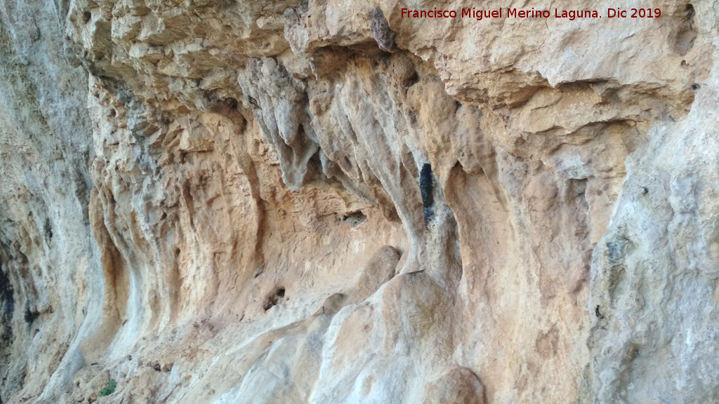 La Cerradura - La Cerradura. Formaciones rocosas de las paredes bajo el poblado del cobre