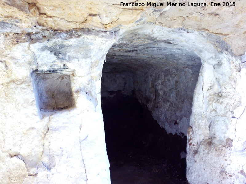 Cuevas Piquita. Cueva VI - Cuevas Piquita. Cueva VI. Pequeña hornacina de iluminación y entrada a la cuadra derecha