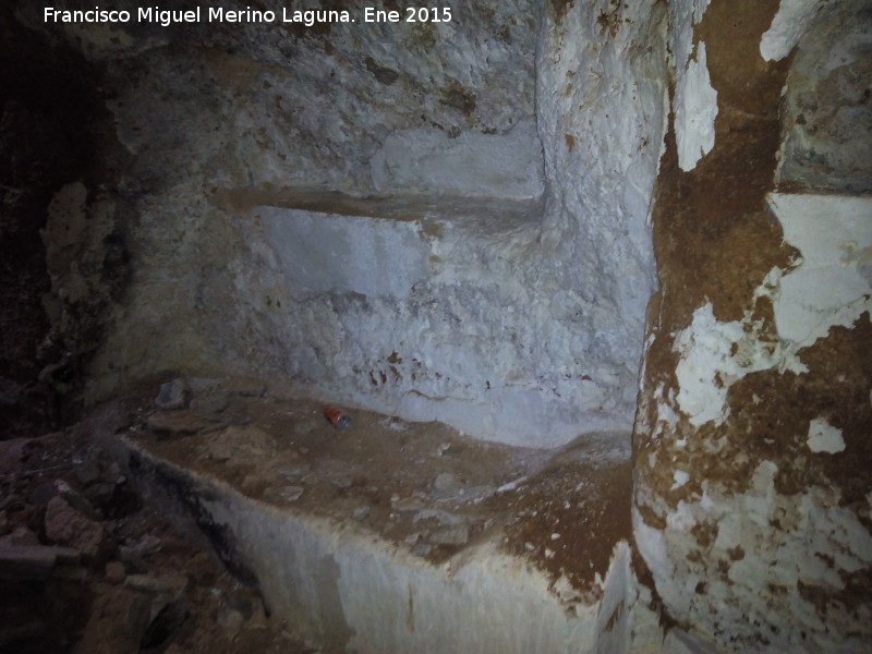 Cuevas Piquita. Cueva de la Tía Piquita - Cuevas Piquita. Cueva de la Tía Piquita. Banco cama con la almohada tallada y sobre él una hornacina