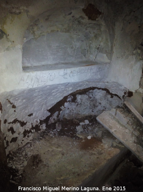 Cuevas Piquita. Cueva de la Tía Piquita - Cuevas Piquita. Cueva de la Tía Piquita. Banco cama con hornacina