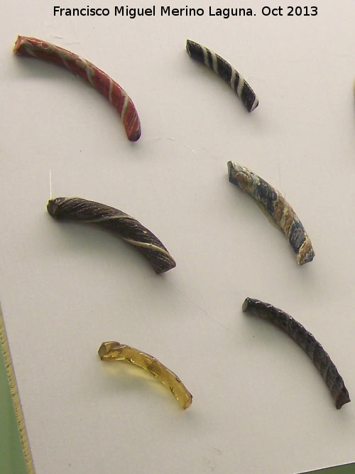 Historia de Martos - Historia de Martos. Fragmentos de pulseras romanas. Museo San Antonio de Padua - Martos