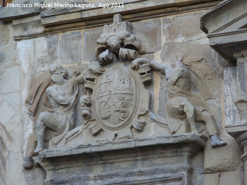 Ayuntamiento de Martos - Ayuntamiento de Martos. Escudo sobre la inscripción de la izquierda
