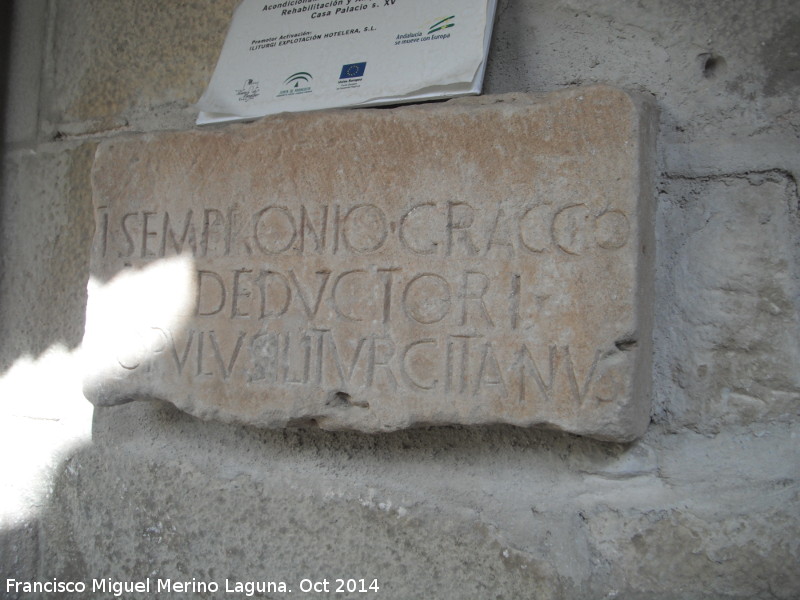 Palacio de los Señores De La Chica - Palacio de los Señores De La Chica. Inscripción romana procedente del Cerro Maquiz