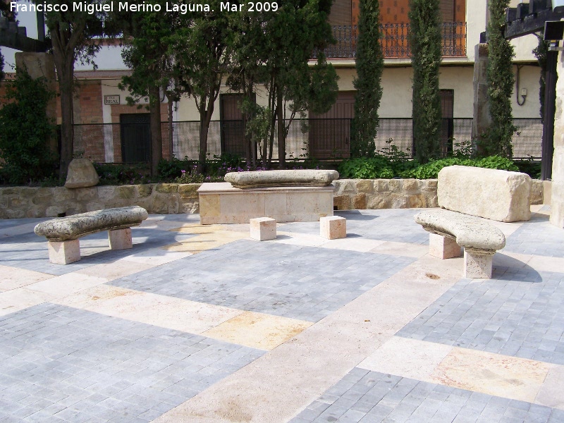 Palacio de los Seores De La Chica - Palacio de los Seores De La Chica. Bancos del patio de la entrada