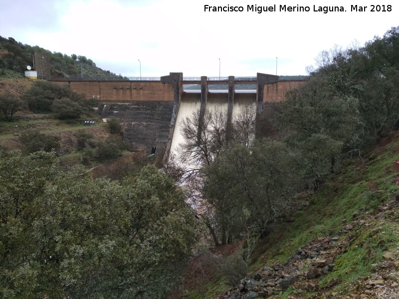 Pantano del Dañador - Pantano del Dañador. Soltando agua