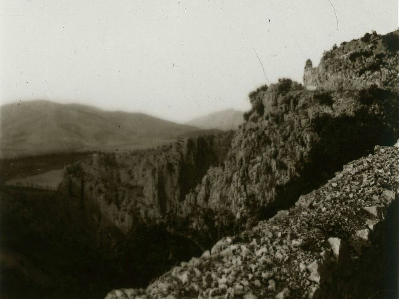 Paso de la Escaleruela - Paso de la Escaleruela. Fotografía del Vítor y la carretera a Otiñar por el paraje de la Parrilla tomada a principios del siglo XX por el investigador giennense Ramón Espantaleón