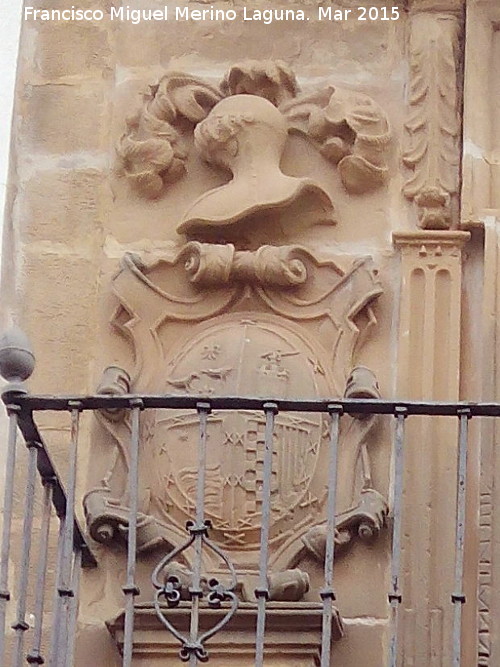 Casa de la Calle Intendente Pablo de Olavide nº 16 - Casa de la Calle Intendente Pablo de Olavide nº 16. Escudo izquierdo