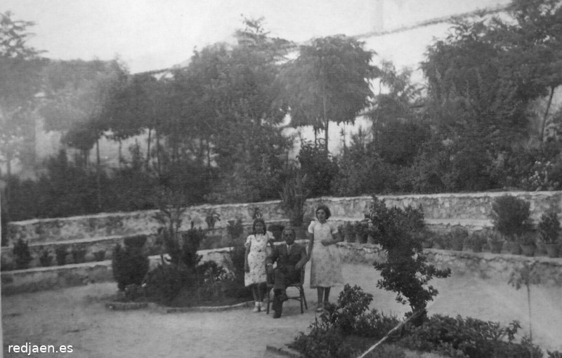 Los Torreones - Los Torreones. Foto antigua. Patio de los Torreones. Arturo Palazón Yebra, hermano de Doña Sara. Está con sus sobrinas Rosita y Juanita hijas de su hermana María. Foto de Ana Rojas Comino