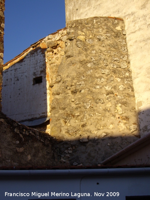 Castillo de Navas de San Juan - Castillo de Navas de San Juan. Torreón circular macizo de mampostería y parte del muro embutidos entre las casas