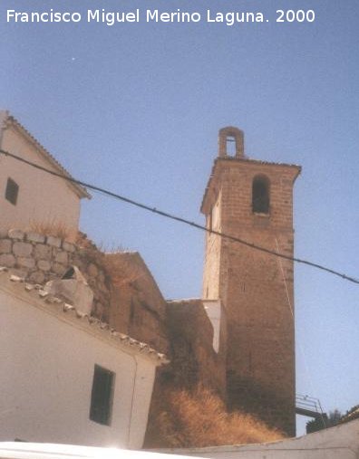 Castillo de las Peñuelas - Castillo de las Peñuelas. Torreón circular blanqueado a la izquierda y Torre del Homenaje al fondo