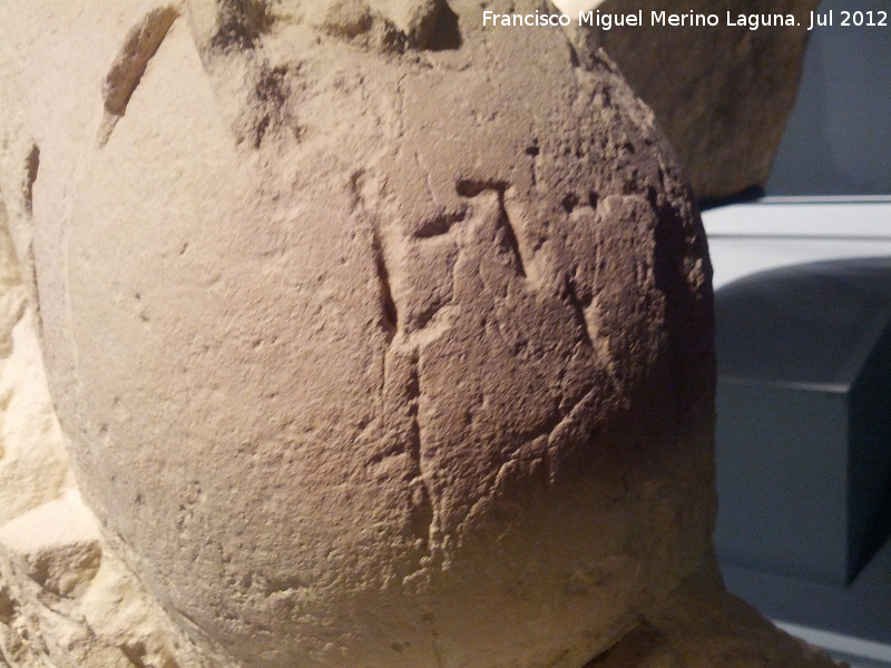 Cerrillo Blanco - Cerrillo Blanco. Marca de cantería ibérica sobre la Escena con guerrero en pie, otro caído y ave. Museo Provincial