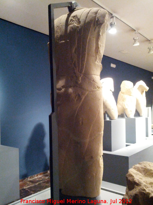 Cerrillo Blanco - Cerrillo Blanco. Varón con manípulo. Museo Provincial