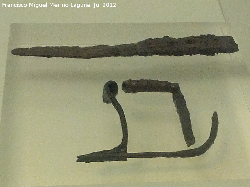 Cerrillo Blanco - Cerrillo Blanco. Cuchillo de hierro y fíbula de doble espiral de bronce. Tumba masculina 19. Periodo Orientalizante 700-601 a.C. Museo Provincial