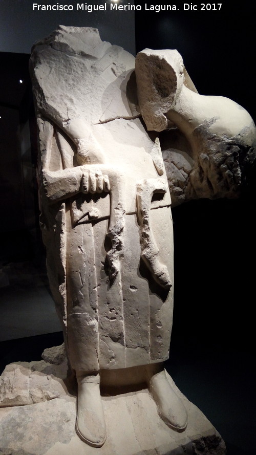 Cerrillo Blanco - Cerrillo Blanco. Oferente con cápridos. Museo Ibero de Jaén