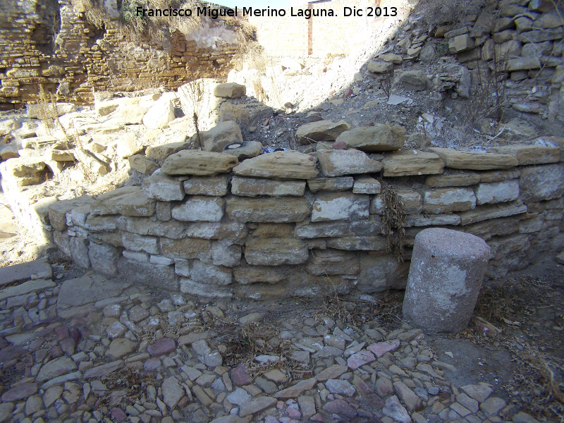 Iglesia de San Benito - Iglesia de San Benito. Restos de una construcci�n circular y empedrado original del patio