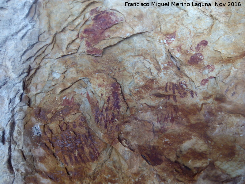 Pinturas rupestres de las Cuevas del Curro Abrigo III - Pinturas rupestres de las Cuevas del Curro Abrigo III. Parte baja del grupo II