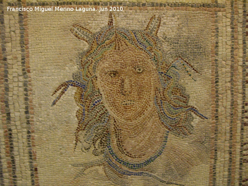 Villa Romana de Bruñel - Villa Romana de Bruñel. Mosaico romano, busto de Thetis con patas de cangrejo en la cabeza y serpiente en el cuello. Museo Provincial de Jaén