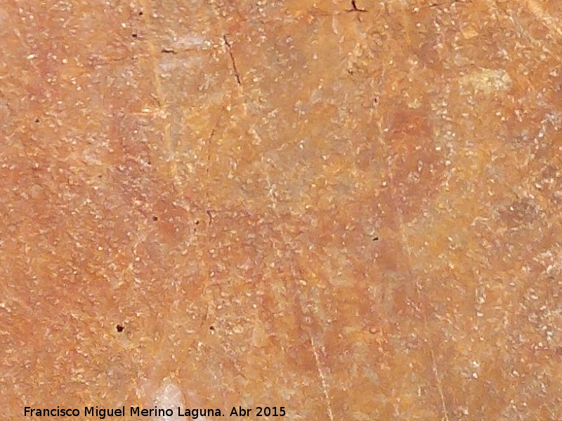 Pinturas rupestres del Abrigo de la Cueva del Santo Grupo II - Pinturas rupestres del Abrigo de la Cueva del Santo Grupo II. Barra cóncava a modo de cuernos con un cuadrado relleno con líneas verticales paralelas