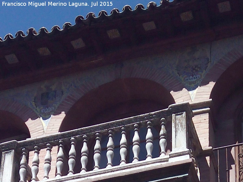 Casa de la Calle Carrera de las Mercedes n� 39 - Casa de la Calle Carrera de las Mercedes n� 39. Escudos y alero