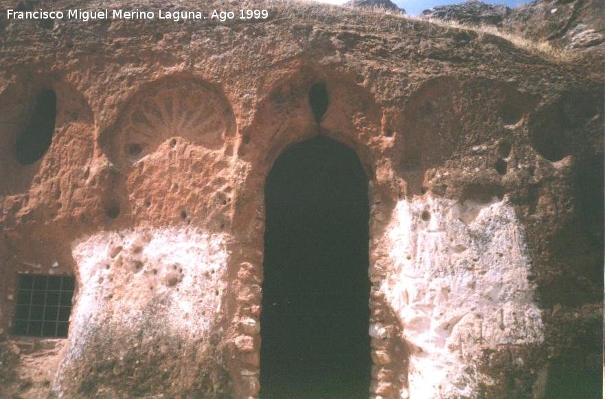Oratorio visigodo de Valdecanales - Oratorio visigodo de Valdecanales. Entrada a la basílica