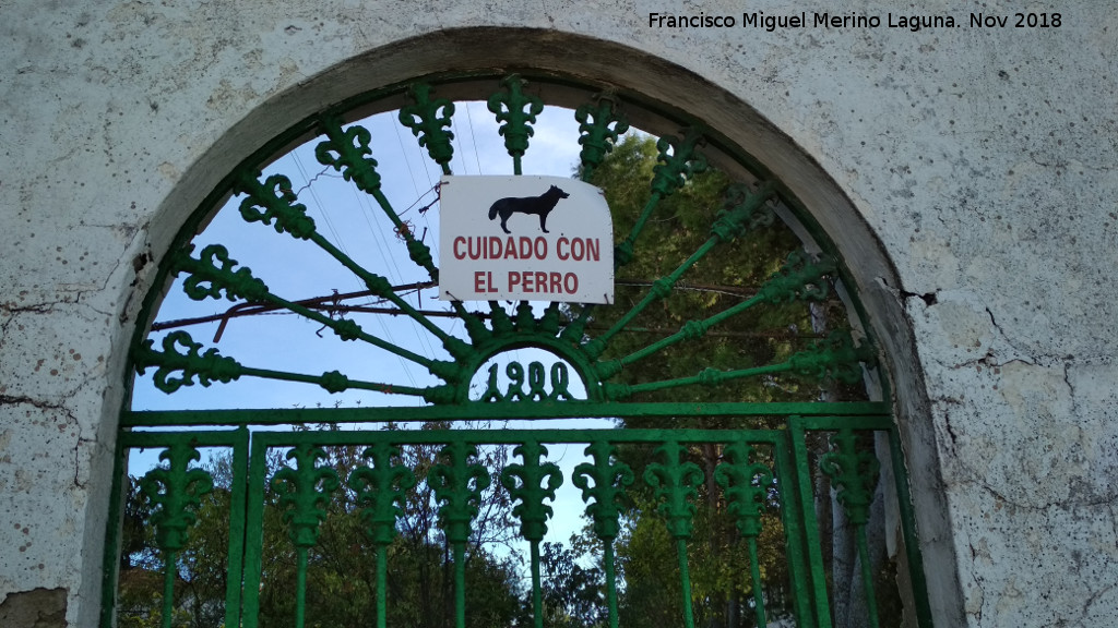 Casería El Abuelo - Casería El Abuelo. Puerta trasera con el año 1900