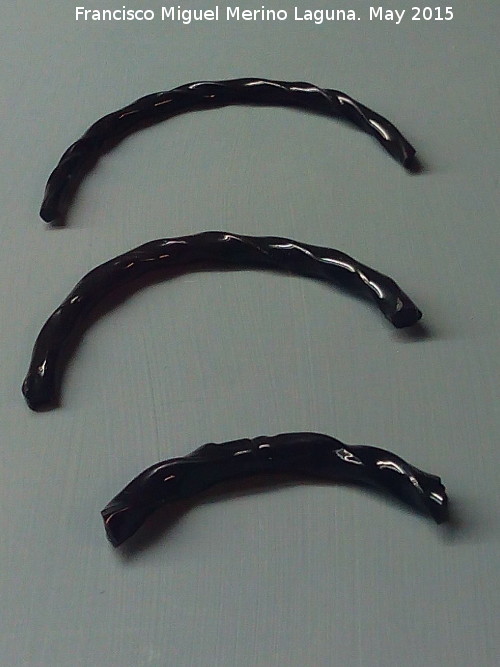 Casa de la Calle Santo Domingo nº 10 - Casa de la Calle Santo Domingo nº 10. Pulseras de pasta vítrea. Museo Provincial de Jaén