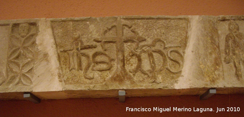 Casa de la Calle Portillejo I nº 10 - Casa de la Calle Portillejo I nº 10. Arquitrave visigodo siglos V-VI. Crismón de cruz bizantina. Museo Provincial de Jaén