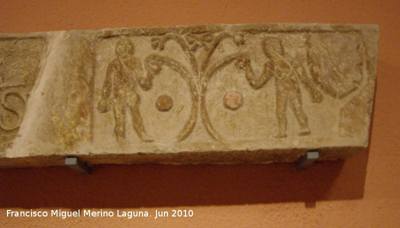 Casa de la Calle Portillejo I nº 10 - Casa de la Calle Portillejo I nº 10. Arquitrave visigodo siglos V-VI. Adán y Eva cogiendo manzanas del árbol prohibido. Museo Provincial de Jaén