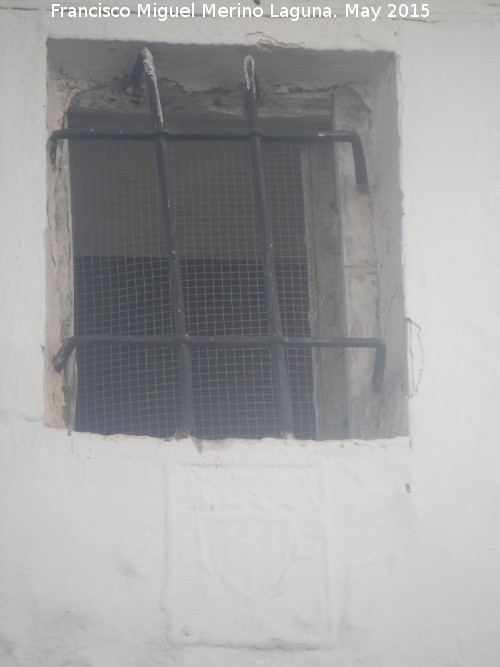 Casa de la Calle Linares nº 48 - Casa de la Calle Linares nº 48. Ventana con antigua placa de seguros
