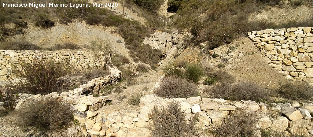 Salinas de Montej�car - Salinas de Montej�car. Canalizaci�n del nacimiento