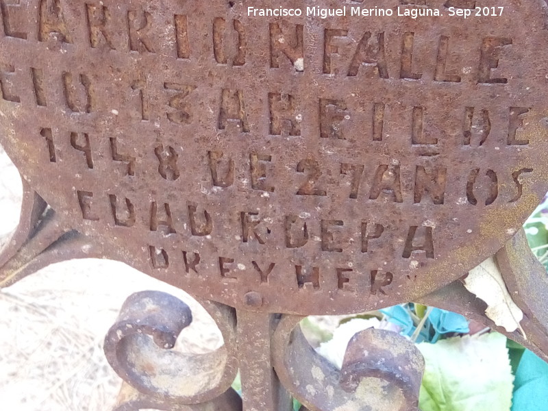 Cementerio de Bujaraiza - Cementerio de Bujaraiza. Tumba de 1948 de un joven de 27 años