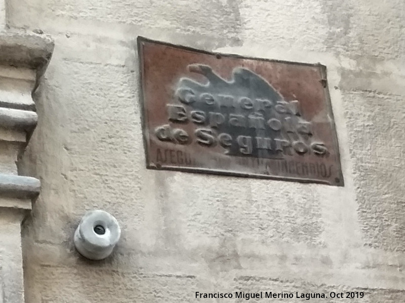 Casa de la Calle Real nº 43 - Casa de la Calle Real nº 43. Antigua placa de seguros y un aislante