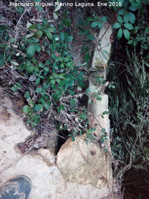 Acequia del Barranco del Postigo - Acequia del Barranco del Postigo. Canalización desde arriba