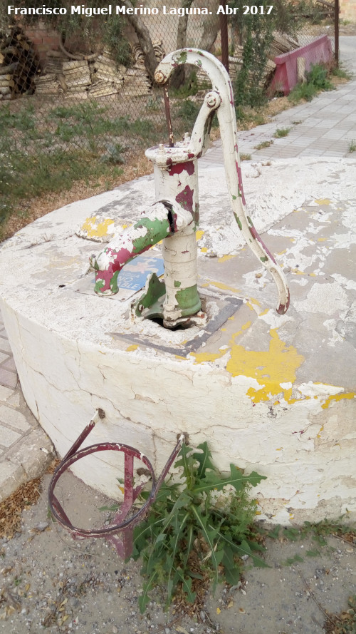 Fuente El Pozuelo - Fuente El Pozuelo. Bomba y apoyacántaros