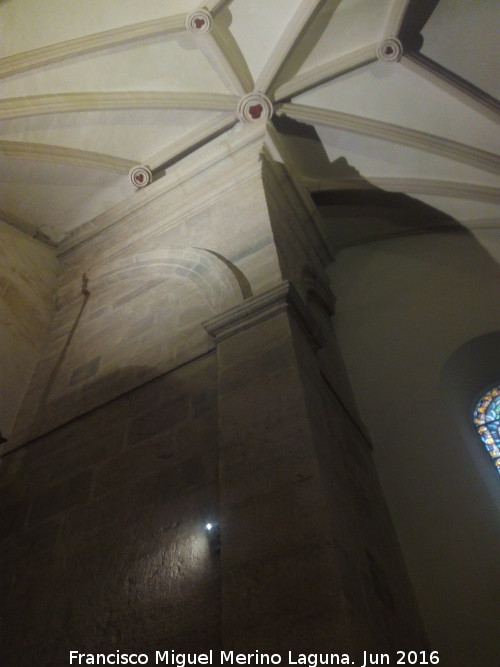 Basílica de San Ildefonso. Torre campanario - Basílica de San Ildefonso. Torre campanario. Gótico y renacimiento se dan la mano en la parroquia de San Ildefonso. Jaén. Cuerpo de la torre del campanario y bóveda de nervios góticos