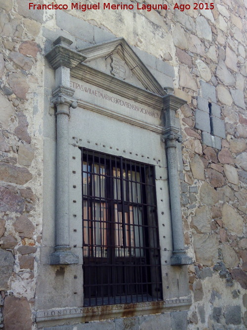 Palacio de los Dávila - Palacio de los Dávila. Ventana del siglo XVI y saetera