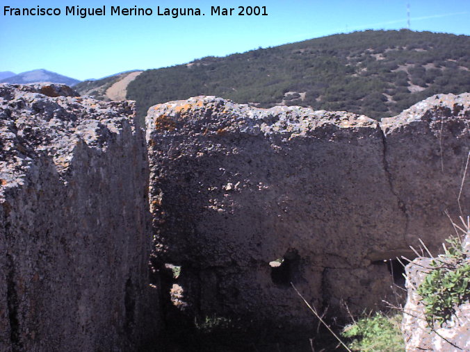 Castillo de Arenas. Recinto Inferior - Castillo de Arenas. Recinto Inferior. Parapetos de tapial de la azotea del torreón de tapial sur
