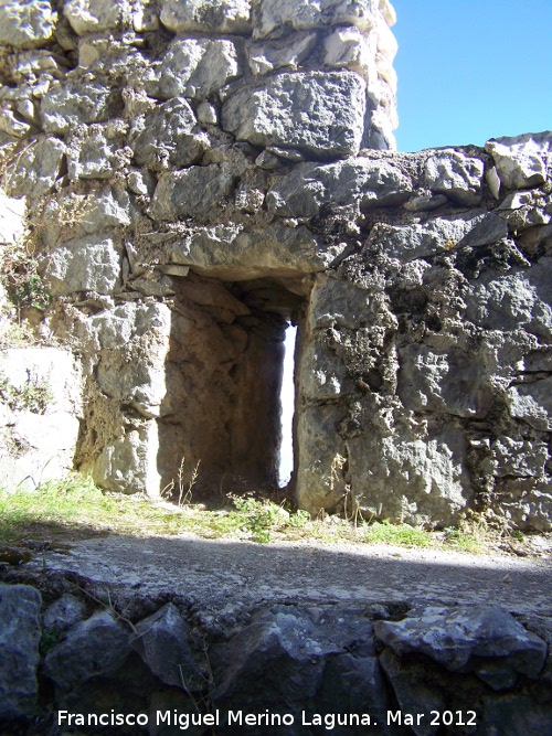 Castillo de Hútar - Castillo de Hútar. Saetera del adarve
