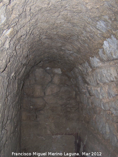 Castillo de Hútar - Castillo de Hútar. Bóveda de medio cañón del aljibe