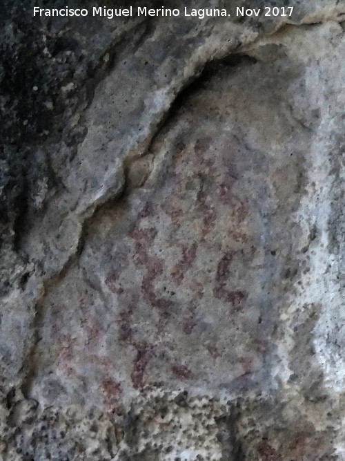 Pinturas rupestres de la Cueva de la Graja-Grupo VII - Pinturas rupestres de la Cueva de la Graja-Grupo VII. Líneas verticales en zig zag superiores