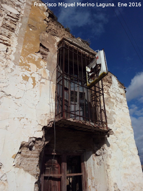 Casera del Puente - Casera del Puente. Reja con antiguo luminoso